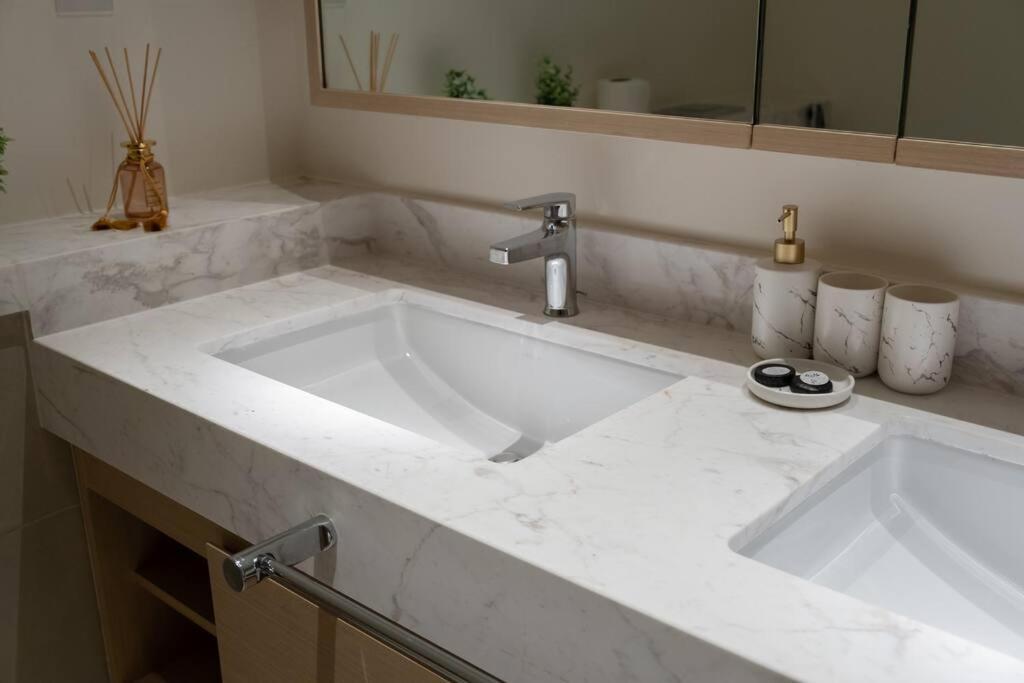 Luxurious 3br - Pool - Canal View - Kids Play Area * Dubai