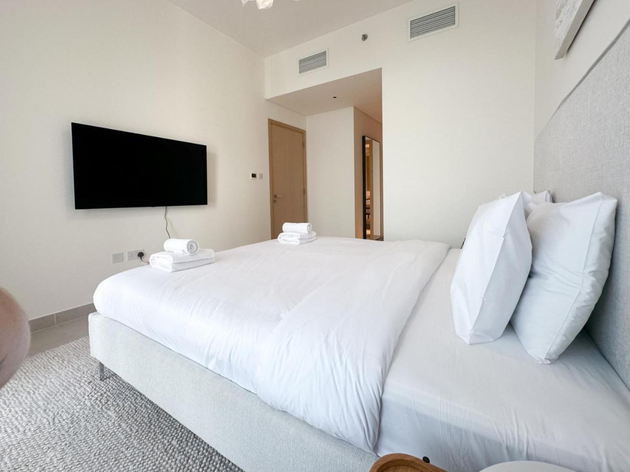 Apartment Luxurious 3br - Pool - Canal View - Kids Play Area Dubai