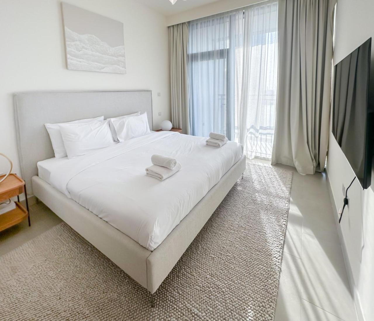 Luxurious 3br - Pool - Canal View - Kids Play Area Dubai